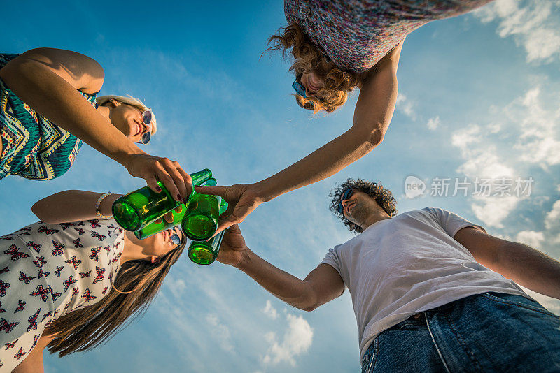 在夏天的海滩派对上庆祝海滩上的吐司