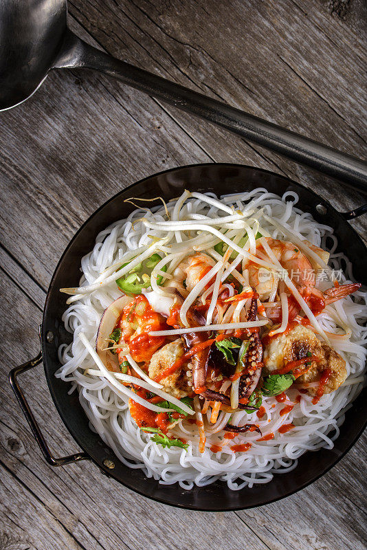 美味的豆芽、贻贝、青菜亚洲面