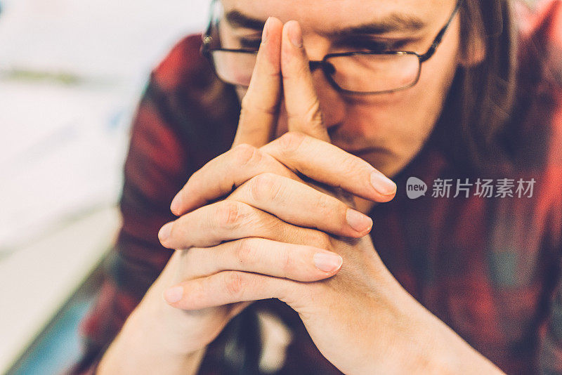 一个办公室职员表达的手