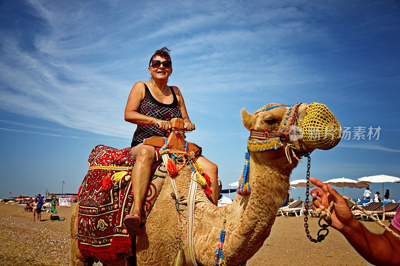 在土耳其骑骆驼的成年西班牙妇女