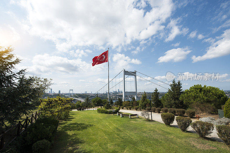 土耳其伊斯坦布尔的法蒂赫苏丹穆罕默德桥和土耳其国旗