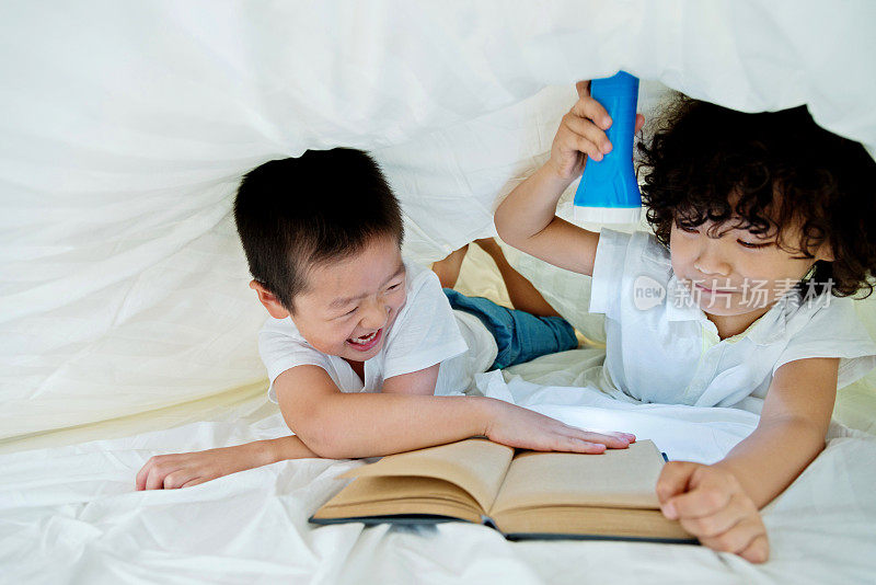 两个男孩在被窝里看书
