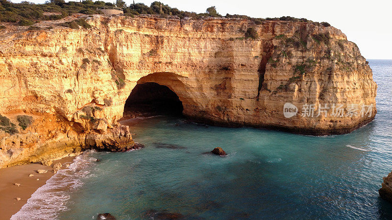 葡萄牙阿尔加维海岸沙滩和海滨岩洞