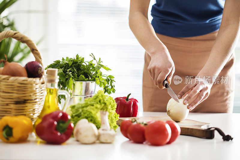 女人在厨房里用手切菜
