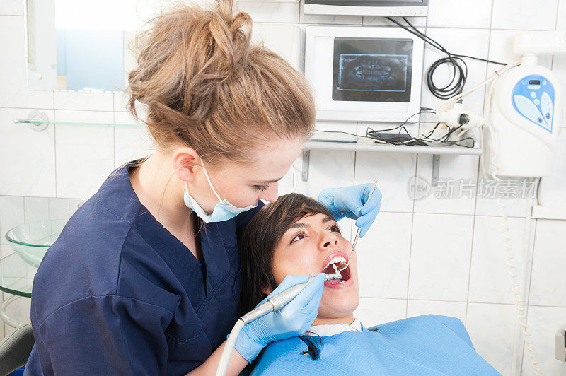 女性张口病人接受牙科治疗