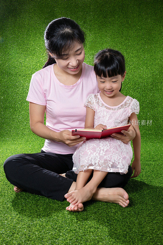 亚洲华人母亲和女儿在读这本书