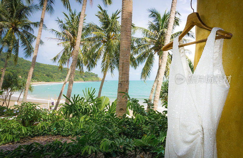 婚纱悬挂在海滩附近的户外