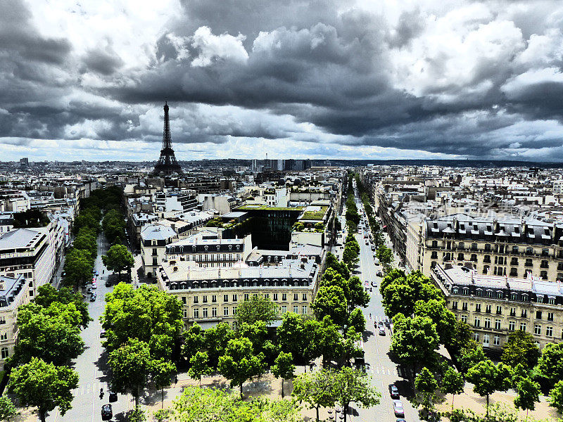 从凯旋门上俯瞰巴黎和埃菲尔铁塔