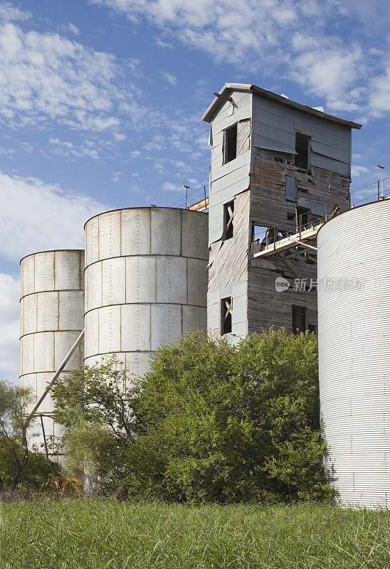 德克萨斯州西部废弃的谷物升降机储存设施