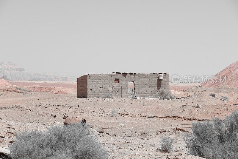沙漠中的一座废弃建筑