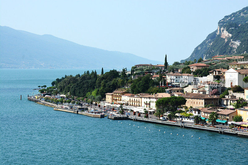 意大利加尔达湖上美丽的小港口
