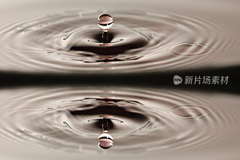 水滴近距离形成美丽的形状。