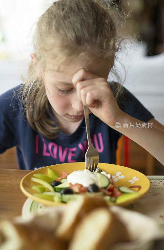 小女孩不想在餐馆吃饭。