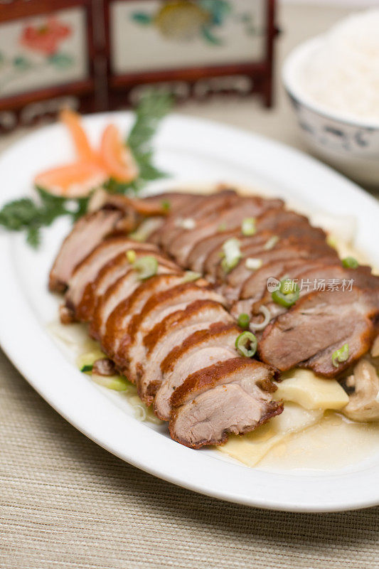 北京烤鸭和猪肉的组合