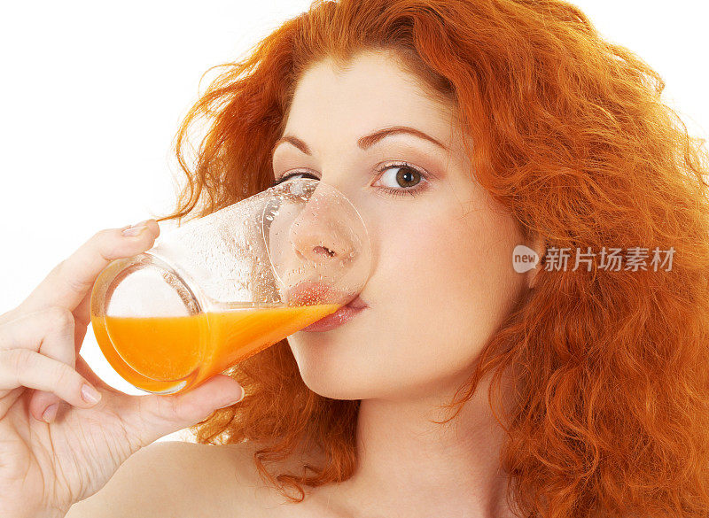 可爱的红头发喝橙汁