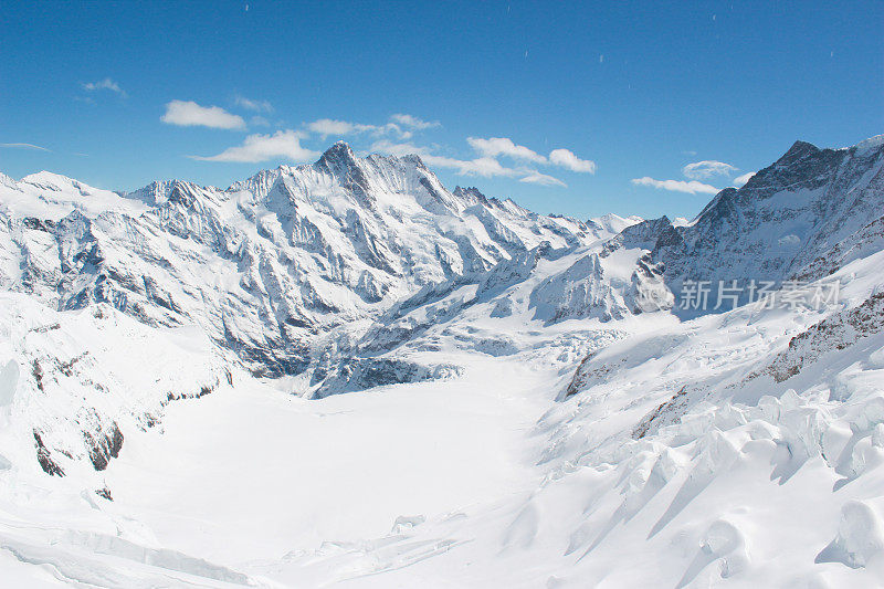 白雪覆盖的瑞士阿尔卑斯山在少女，瑞士的山景