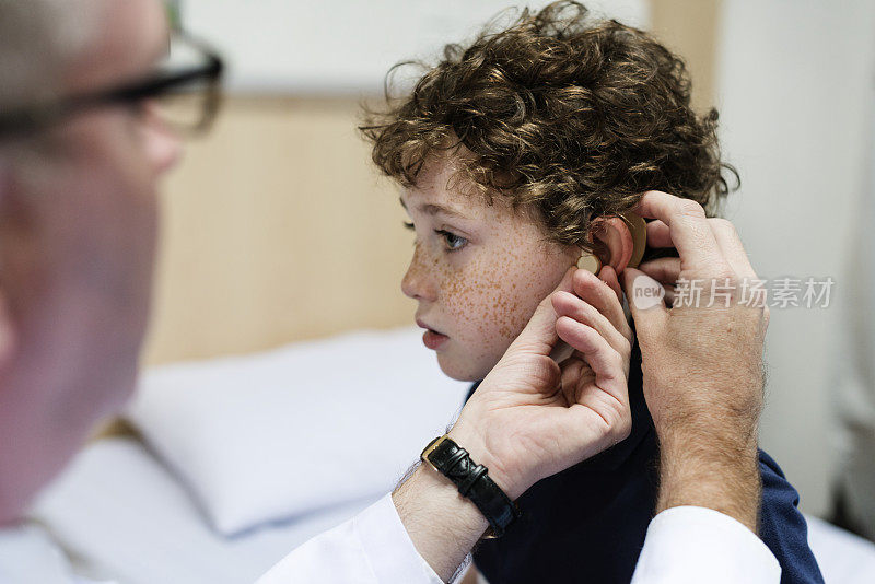 小男孩正在检查他的耳朵