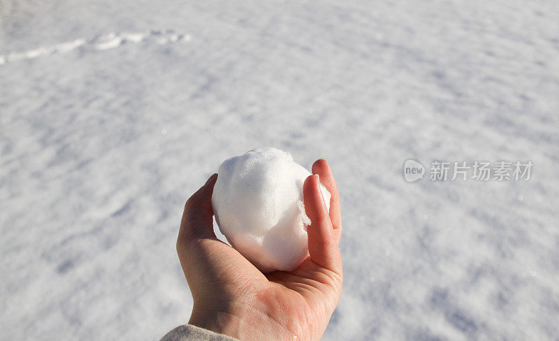 手里拿着雪球