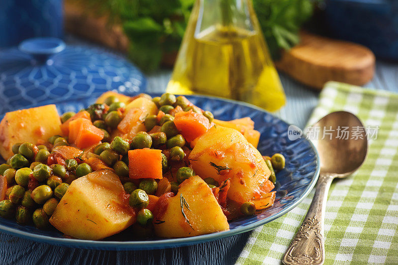 素食——土豆配豌豆和西红柿，希腊风味。