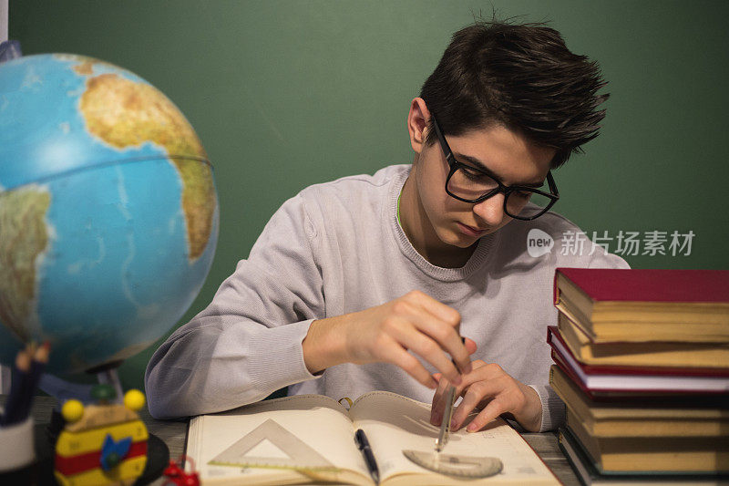 教育的概念。有学习困难的孩子的肖像。疲惫的男孩在做家庭作业。