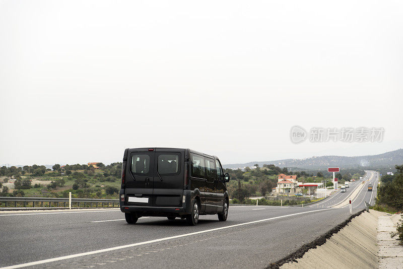 小型公共汽车上高速公路