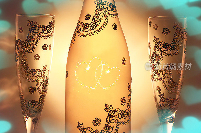 一瓶香槟和两个装饰着两颗相互交织的心的玻璃杯