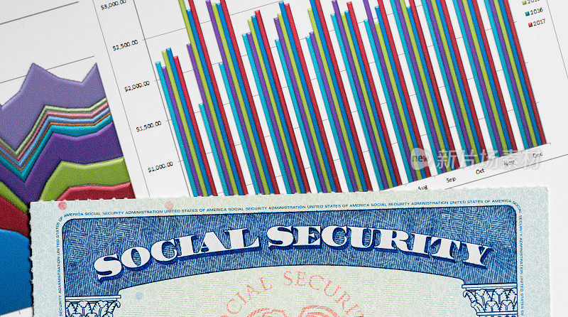 美国社会保障卡上的退休收入图表