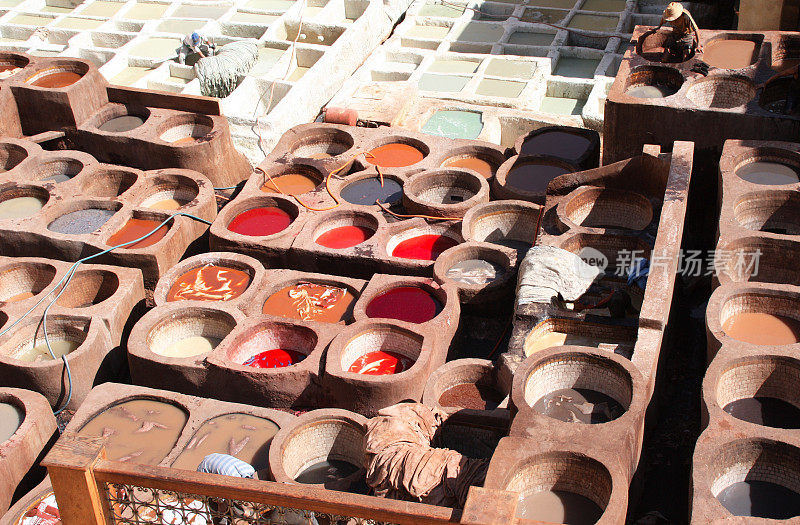 传统制革厂的皮革着色，Fes，摩洛哥