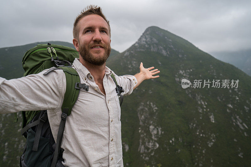 一个享受山的清新的年轻人