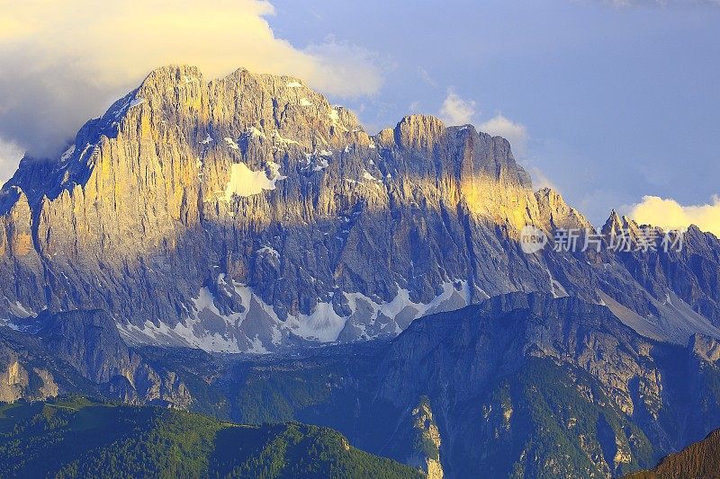 西维塔山从田园诗Lagazuoi山顶全景，五托里白云石，山顶山脉，戏剧性的天空和雄伟的意大利泰洛阿尔卑斯山