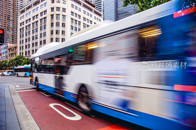 悉尼运输。公共汽车在市政厅拥挤的街道上