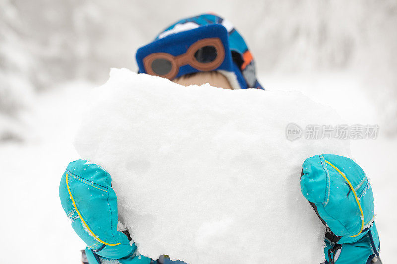 快乐的小男孩在雪中玩耍