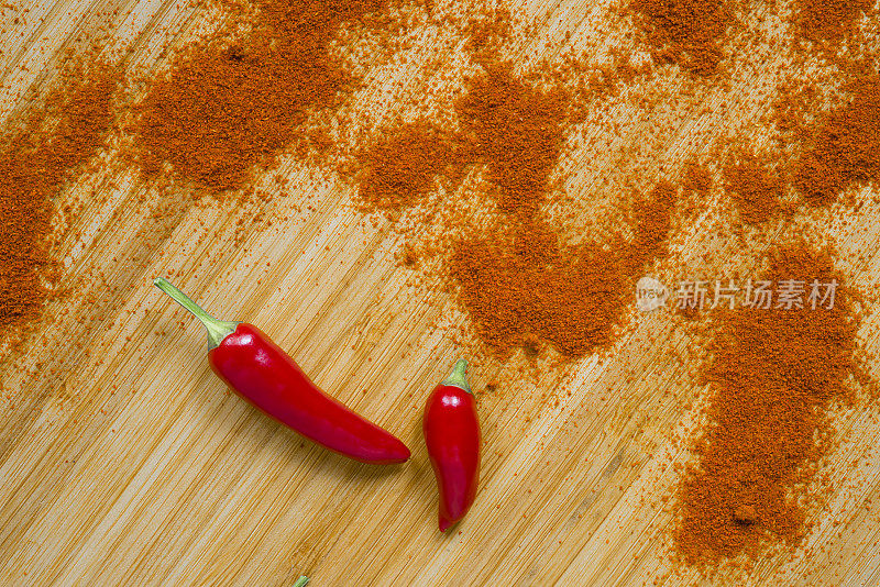 切菜板上放红辣椒