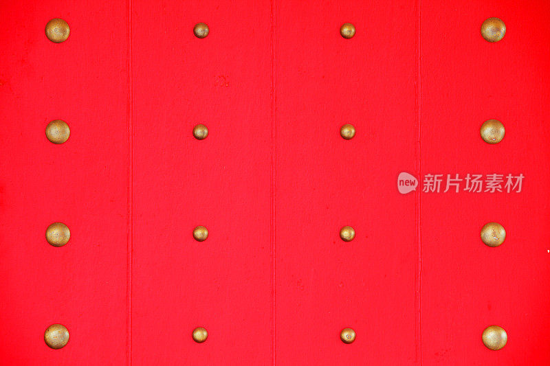 传统的中国门与黄铜结在红色木面板背景