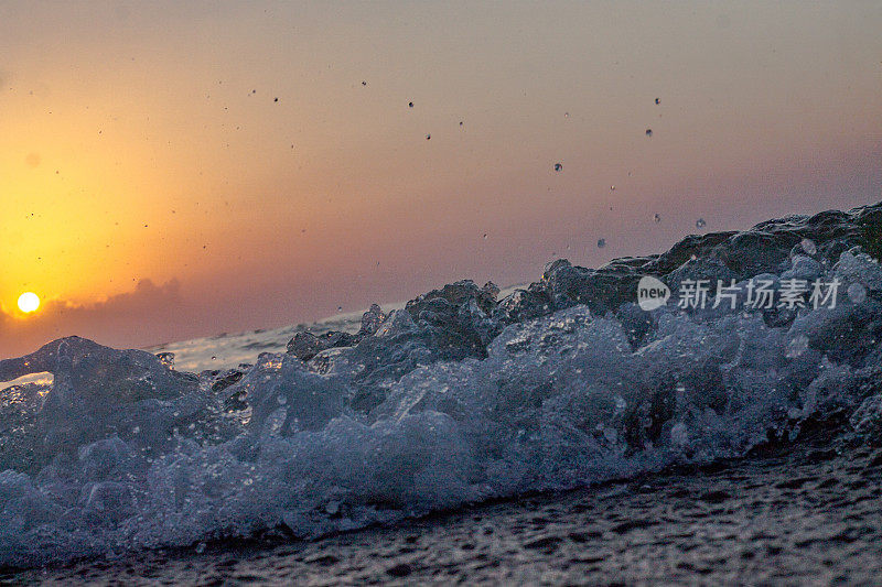 海浪和日落的景色