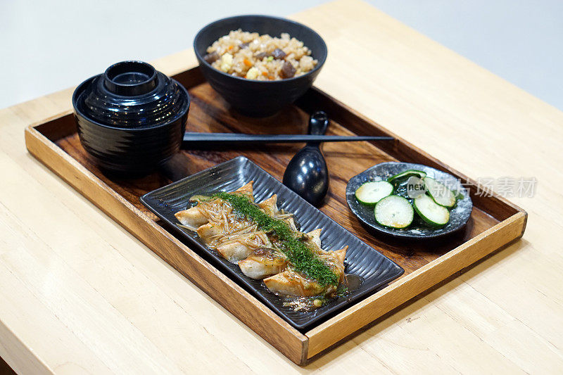 自制饺子——日本煎饺，猪肉配蘑菇和紫菜片，配米饭，味噌汤和泡菜。