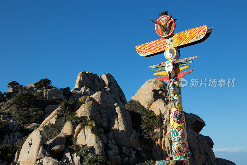 撒丁岛德拉卢纳谷的图腾柱和岩层