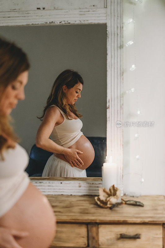 年轻怀孕妇女在家