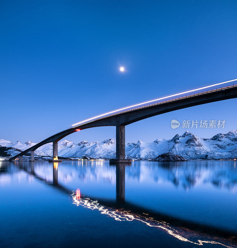 桥和水面上的倒影。挪威的自然景观