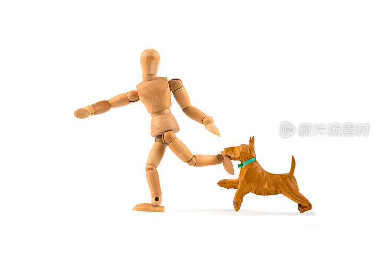 跑步的木制人体模型被狗咬了-危险的狗还是没有受过教育?