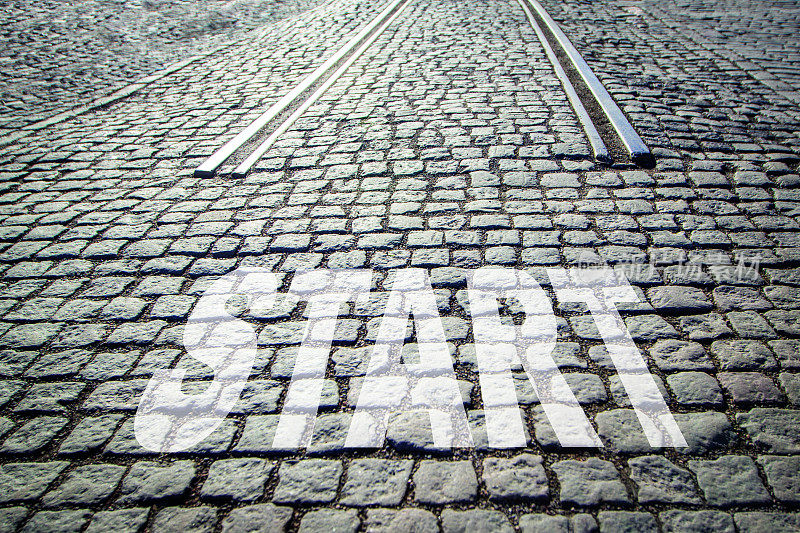 START字写在铺满铁轨的鹅卵石路上——道路的开始，新的生命。