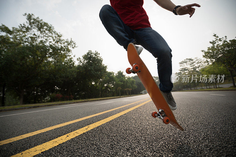 在城市街道上玩滑板