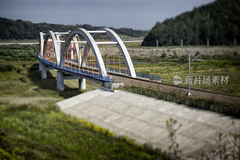 新型现代铁路桥的倾斜移位技术