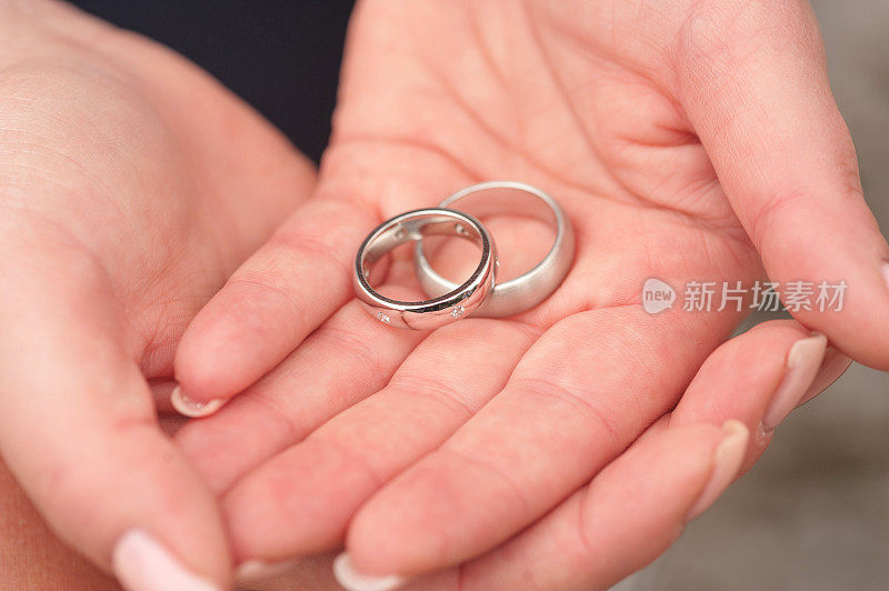 女人手握结婚戒指的特写