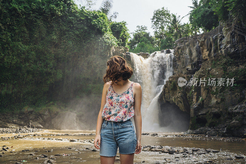 在印度尼西亚巴厘岛Tegenungan瀑布附近玩的女人