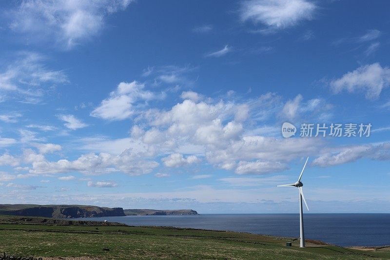 北海悬崖上的风力涡轮机