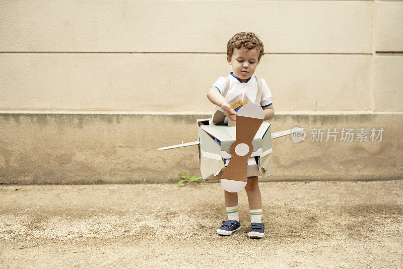 男孩用纸板飞机