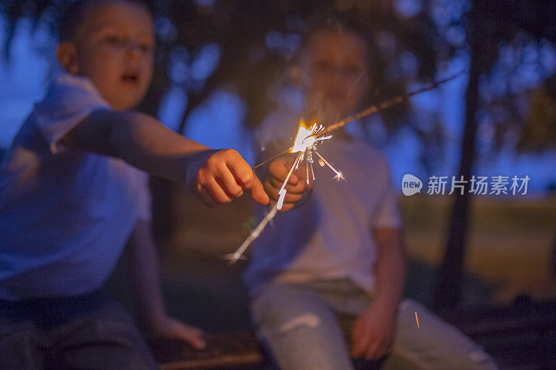 烟花在夜晚闪闪发光