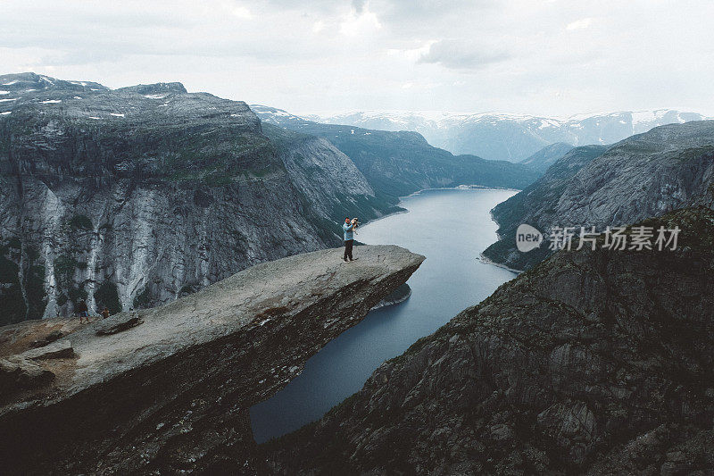 带着狗的人在巨魔之洞欣赏风景