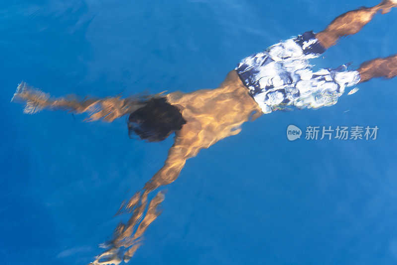 在印度洋马尔代夫，一个男人从水里游出来的蜕变。